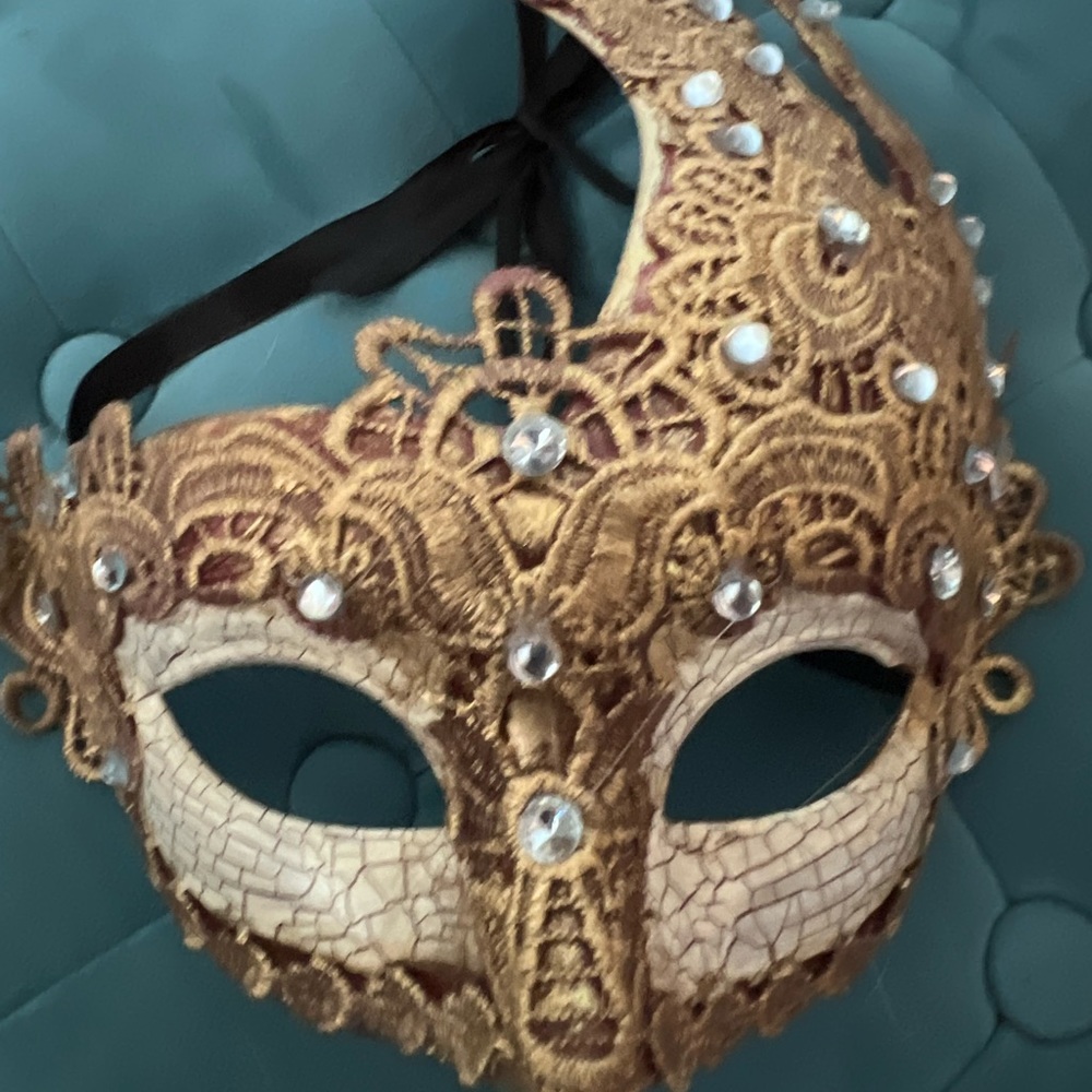 Handcrafted, “Eyes Wide Shut” Mystery Masks - Picture 4 of 4